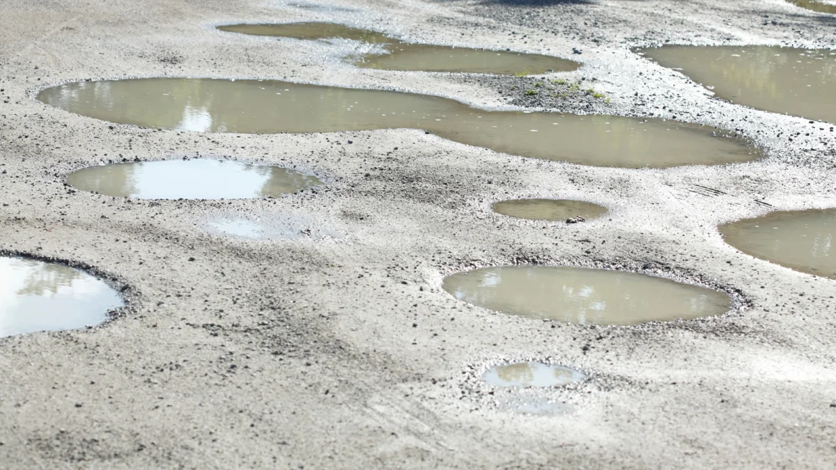 «ҚазАвтоЖол» шұрық-тесік жолдар үшін уақытша ақы алмайтын болды