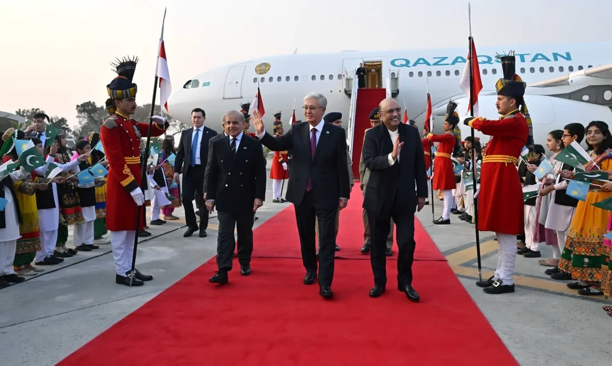 Мемлекет басшысын Исламабад әуежайында Президент Асиф Али Зардари мен Премьер-министрі қарсы алды