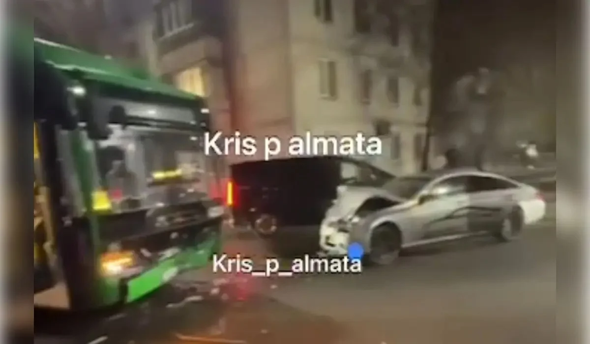 Алматыда жеңіл көлік пен жолаушылар мінген автобус соқтығысып қалды