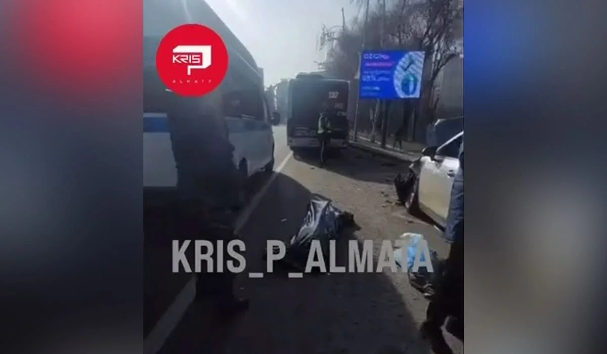 Рульде отырған жүргізушінің жүрегі тоқтап қалған: Алматыда бес көлік соқтығысып, бір адам көз жұмды