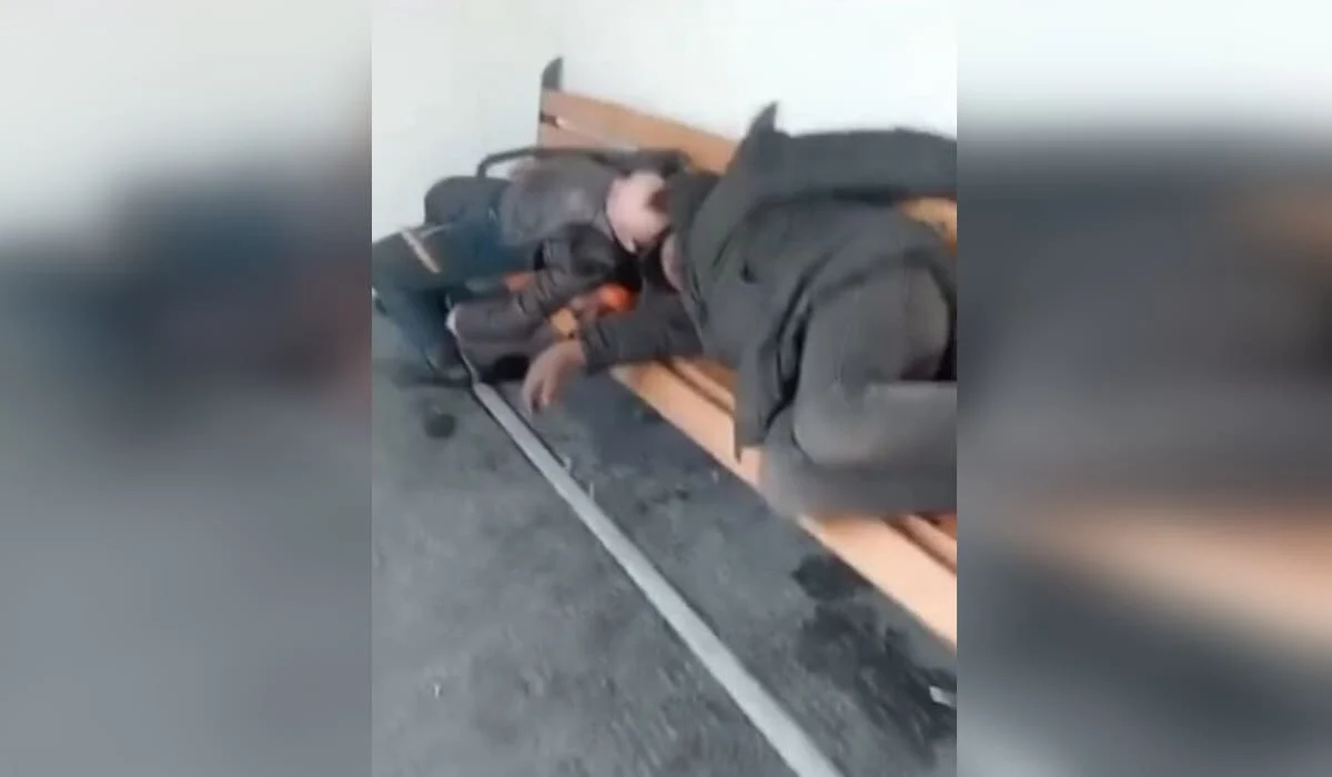 Астанада жылы аялдамалар «бомждардың» түнейтін орнына айналған (ВИДЕО)