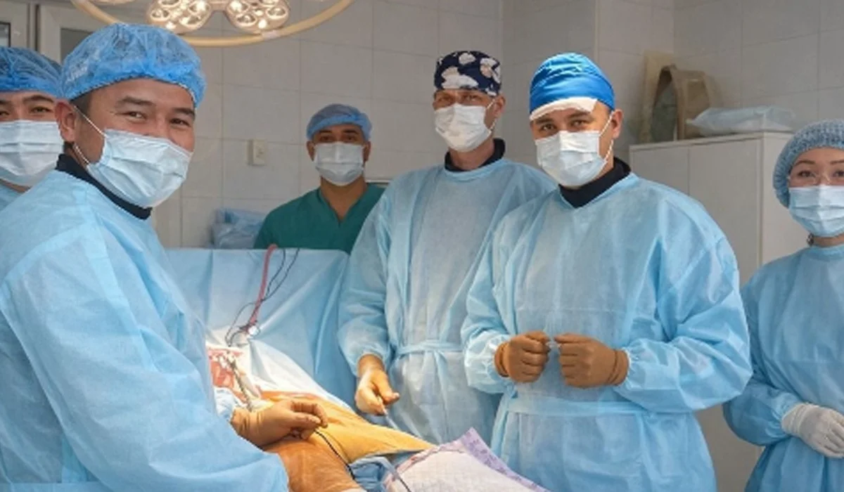 «Биіктен құлап, тірі қалды»: Өскемен дәрігерлері 30 жастағы әйелге бес сағат операция жасаған