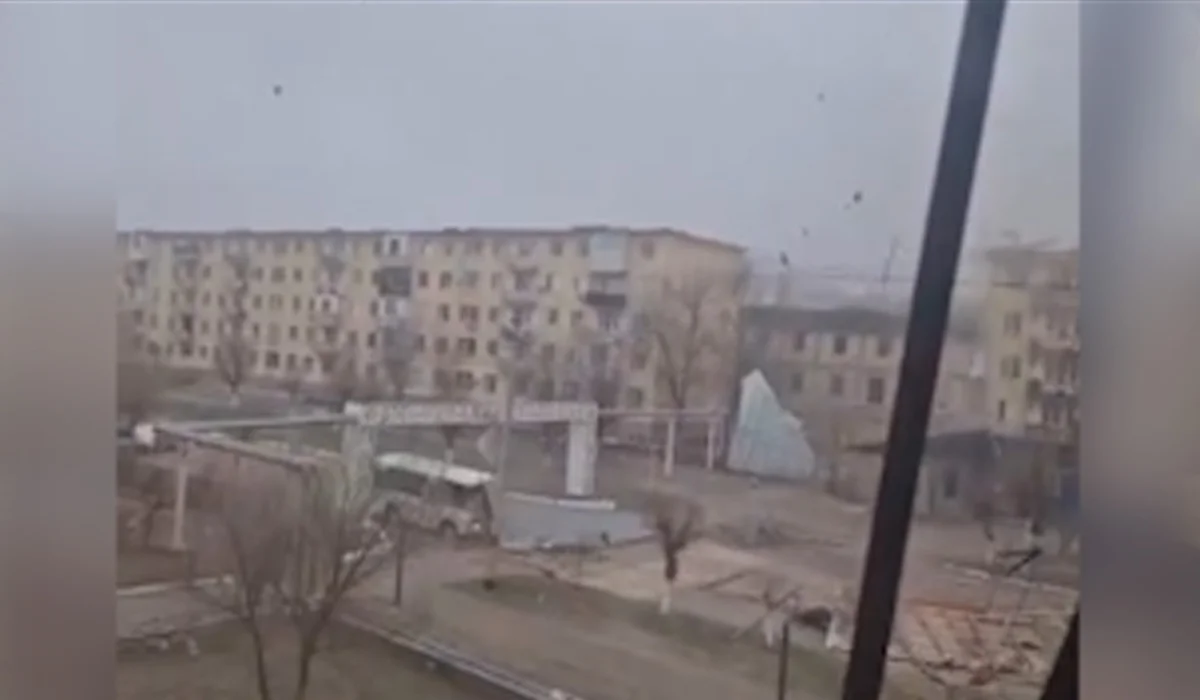 Жамбыл облысындағы дүлей жел көп қабатты үйлердің шатырын ұшырып жатыр (ВИДЕО)