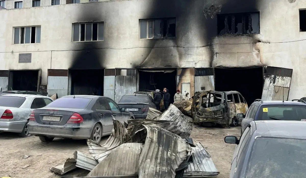 Ақтауда көлік жөндейтін орталық өртеніп, екі адамды күйік шалды: екеуі де жансақтау бөлімінде жатыр