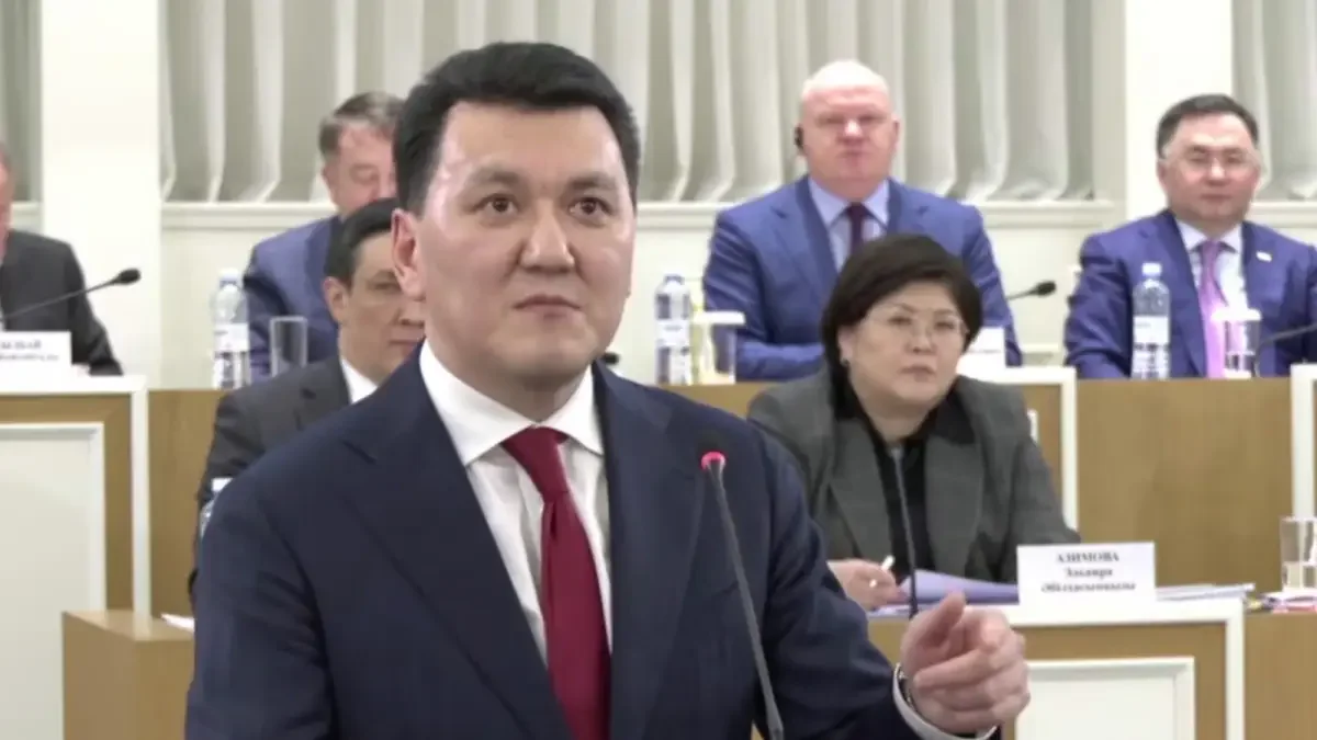 Бірдей мәтін бірдей нәтиже бермейді – Ерлан Қарин біреудің дайын Конституциясын көшіріп алайық деген ұсыныс жөнінде пікір білдірді