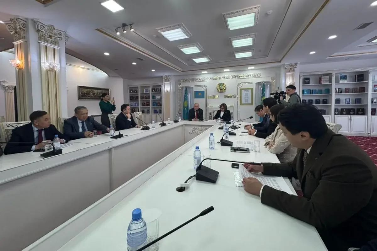 Бас редакторлар дөңгелек үстелде Конституция жобасына қатысты ортақ ұстаным білдірді