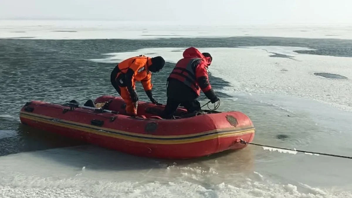 Қарағанды облысында балық аулауға шыққан жұптың көлігі мұз астына түсіп кетті: әйел адам қаза тапты
