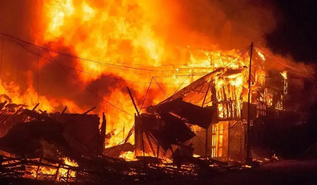 Ақтөбеде алапат өрттен полицей бірнеше адамды құтқарды