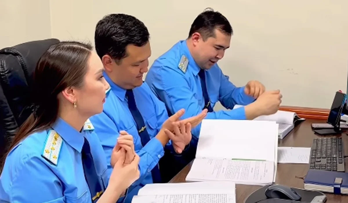 «Сондай сүйкімді»: прокурор Дана Сәрсенбай әріптес жігіттердің қолына крем жағып беріп, жұртты сүйсінтті