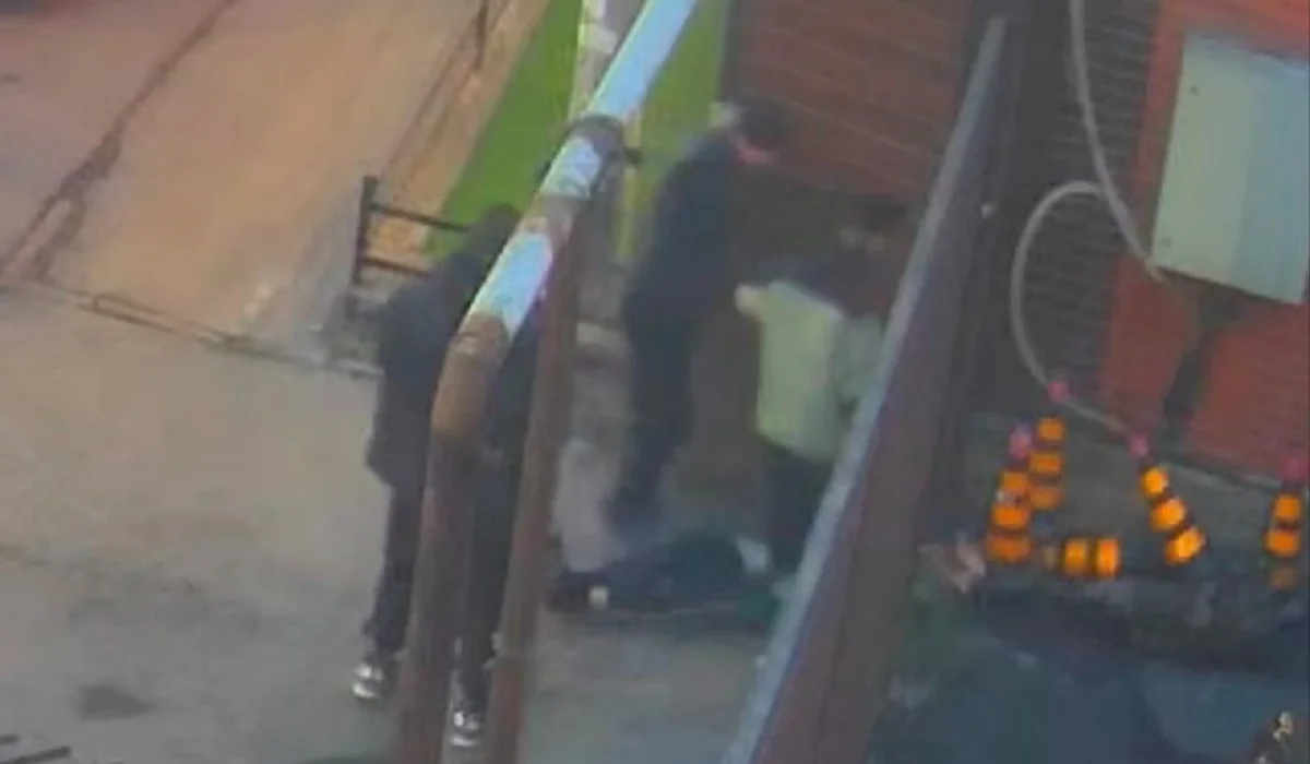 Алматыда көлік жөндеу орталығының қызметкерін бір топ жігіт ұрып, комаға түсірді (ВИДЕО)