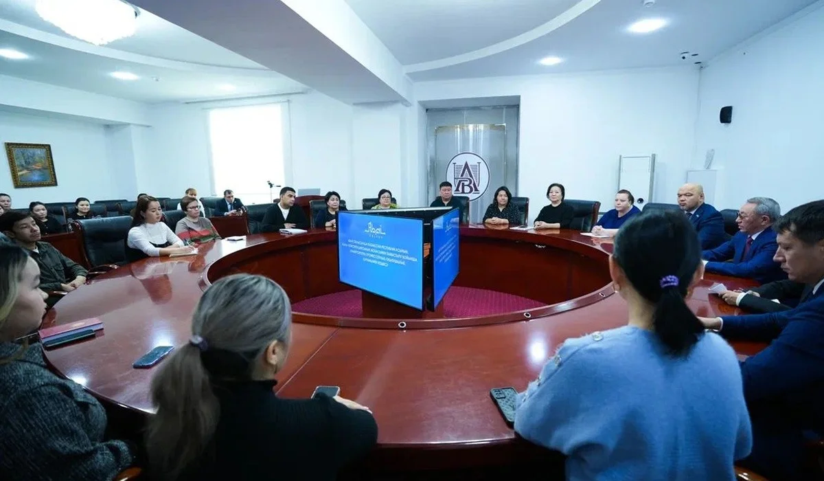 Конституциялық комиссия мүшесі білім саласының мамандарымен кездесті