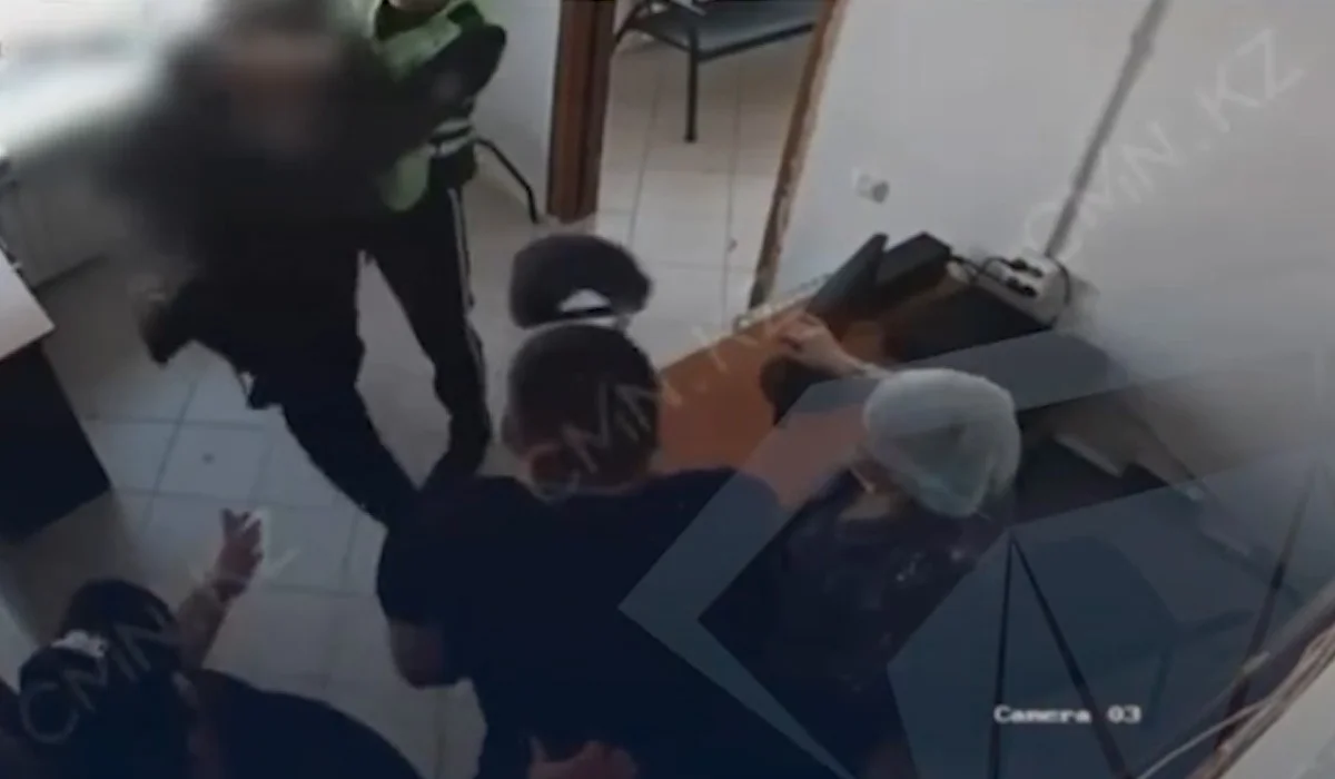 Ақтауда адвокат полицейдің бетінен теуіп жіберді (ВИДЕО)