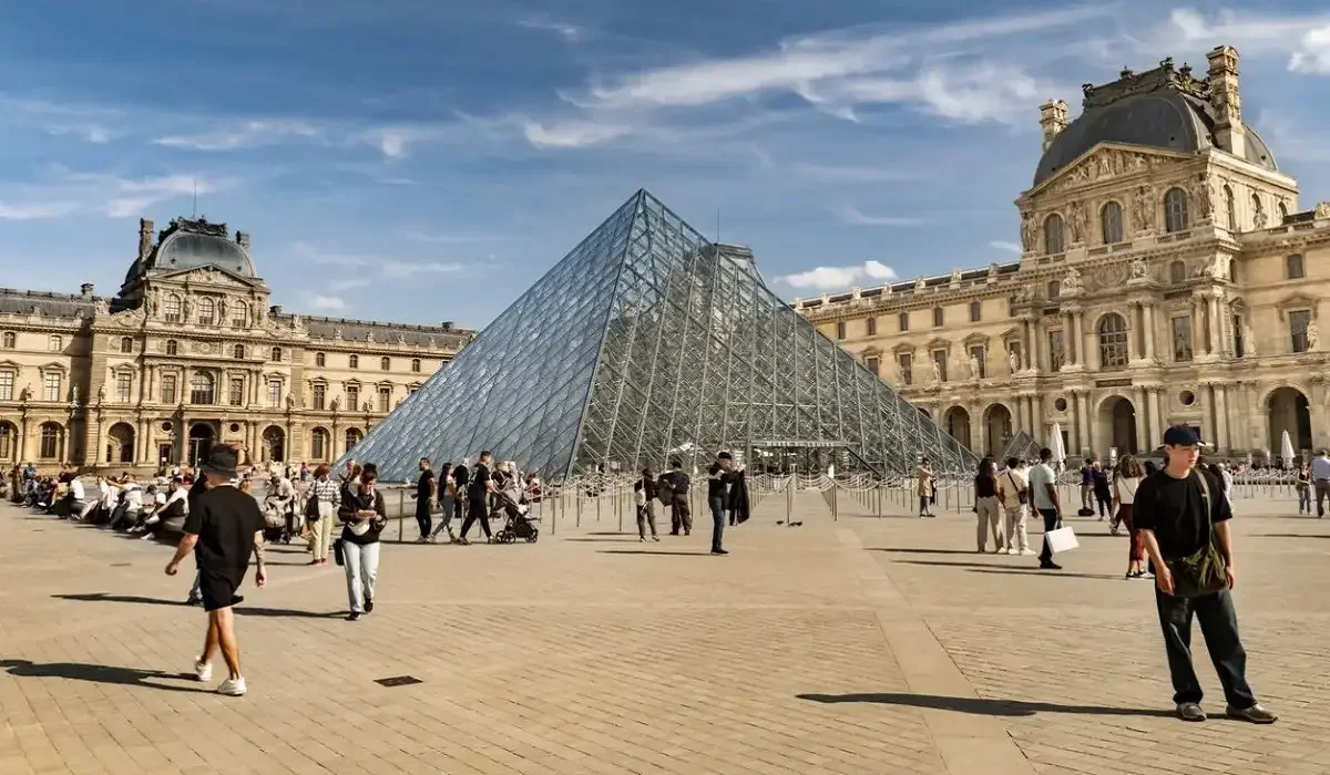 Луврдағы 10 млн еуролық алаяқтық: музей қызметкерлері мен гидтер ұсталды