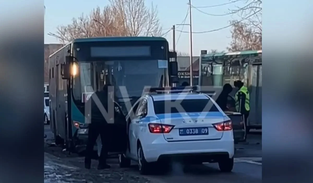 Қарағанды облысында екі жеңіл көлік пен автобус соқтығысып қалды