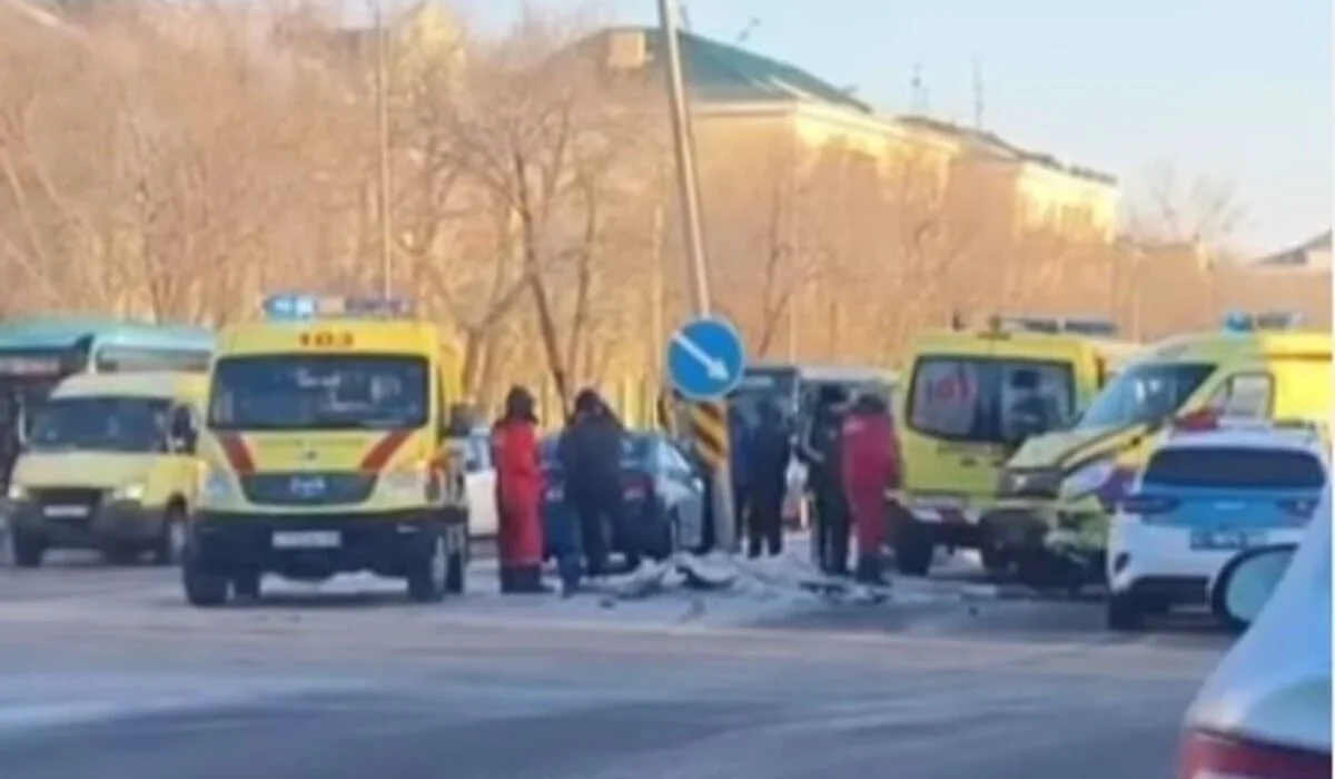 Қарағандыда жедел жәрдем мен жеңіл көлік соқтығысып қалды: бірнеше адам зардап шекті