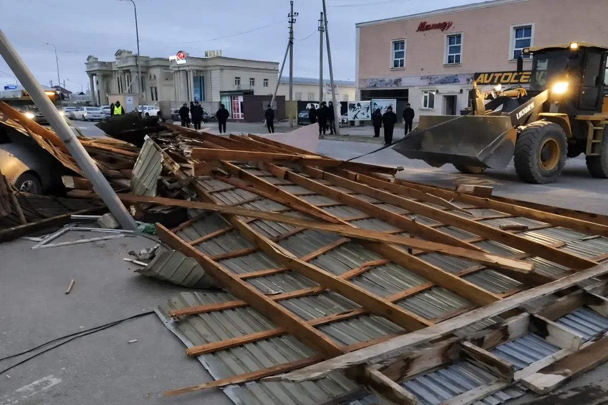 Жел жұлқып әкетті: Маңғыстауда сауда орталығының шатыры опырылды