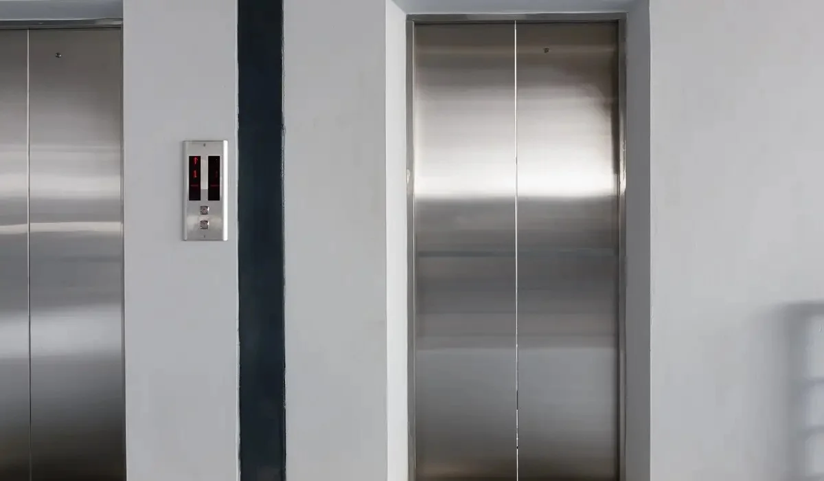 «Лифт күтіп тұрған қызға тиіскен»: Астанада оқушыны шошытқан ер адам 15 күнге қамалды (ВИДЕО)