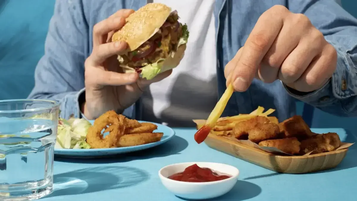 Burger King желісіндегі еңбек дауы: әзірге Сергей мен Анастасия жұмыстан қуылды