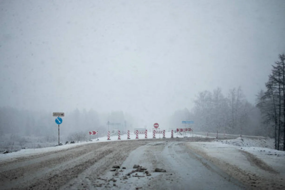 Боран мен көктайғақ салдарынан бірқатар өңірде республикалық жолдар жабылды