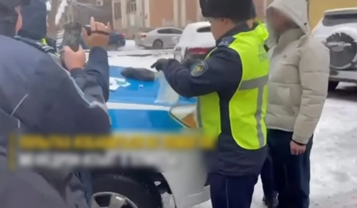 Алматыда жас жігіт полицейді көре сала қалтасындағы есірткіні лақтырып жібермек болған