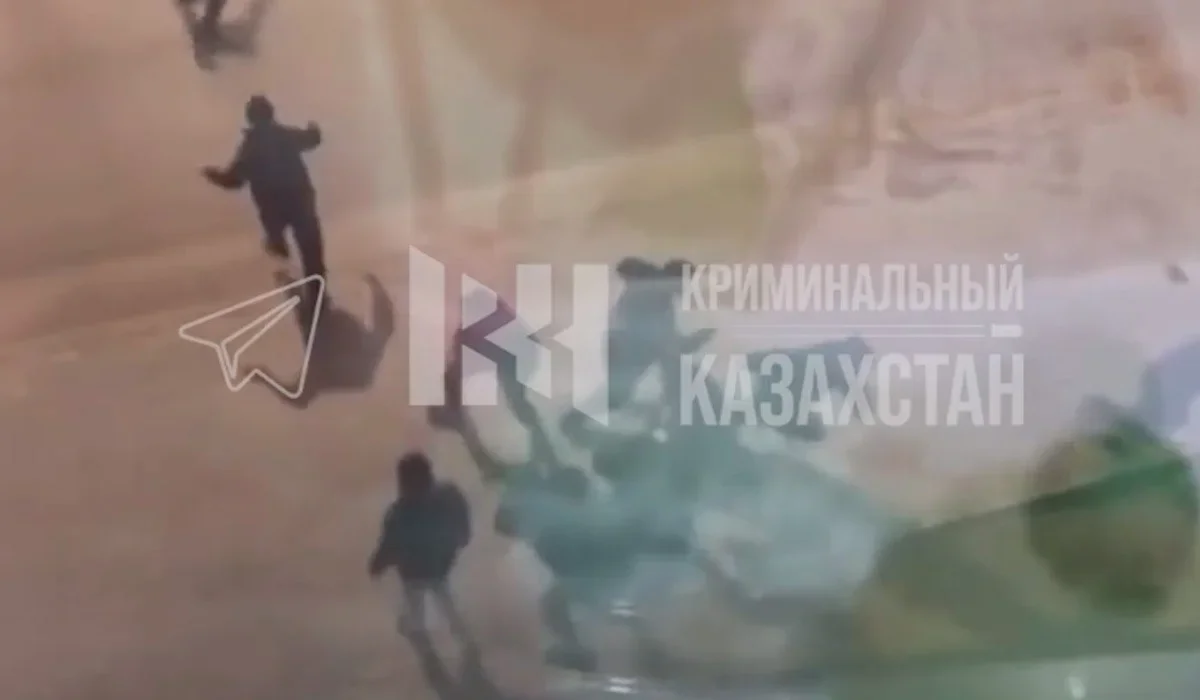 Қызылордада бір топ жасөспірім жас жігітті аяусыз ұрып кетті (ВИДЕО)