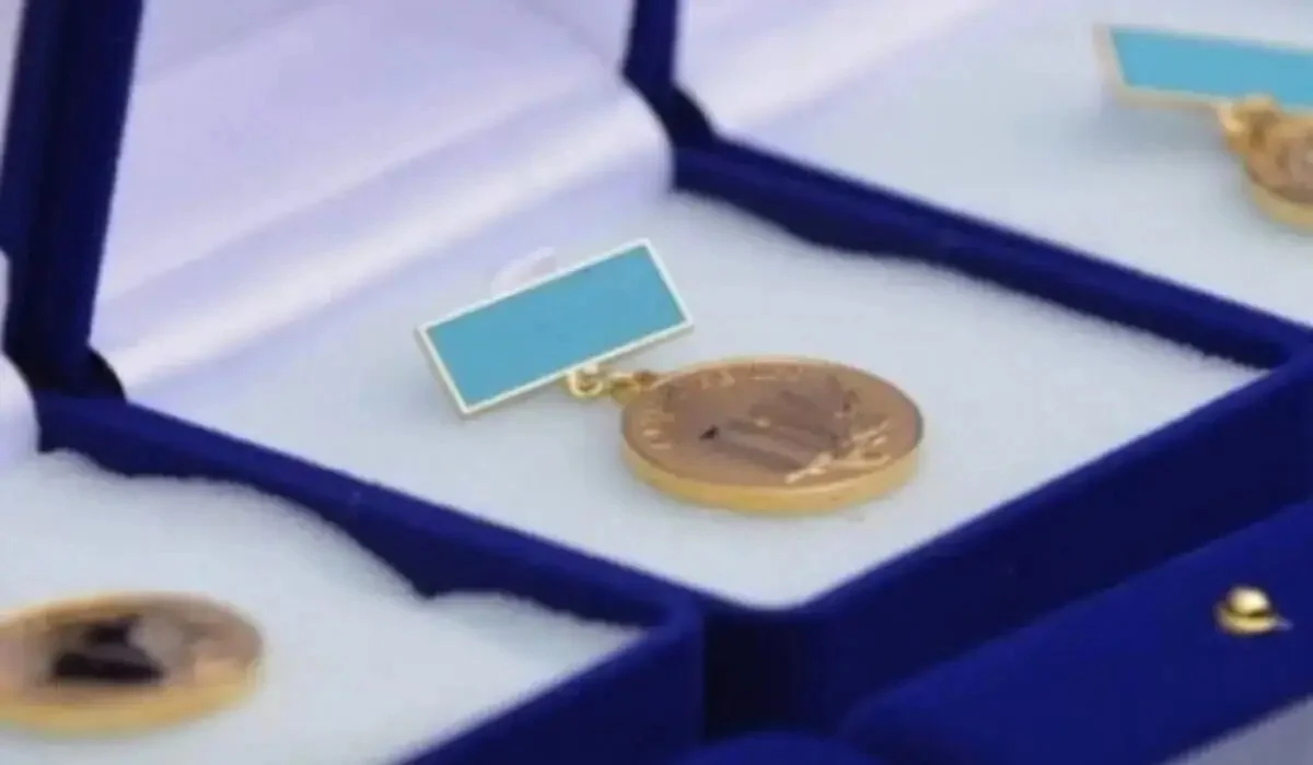 Атырауда екі оқушы қыз білім басқармасымен соттасып, «Алтын белгі» иегері атанды