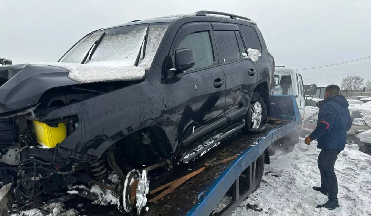 Павлодарда көлік жуу орталығының қызметкері клиентінің қымбат көлігін айдап кетіп, апатқа ұшырады