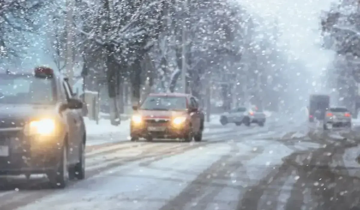 Абай облысында полицейлер жолда қалған 400-ге жуық көлікті алып жүрді