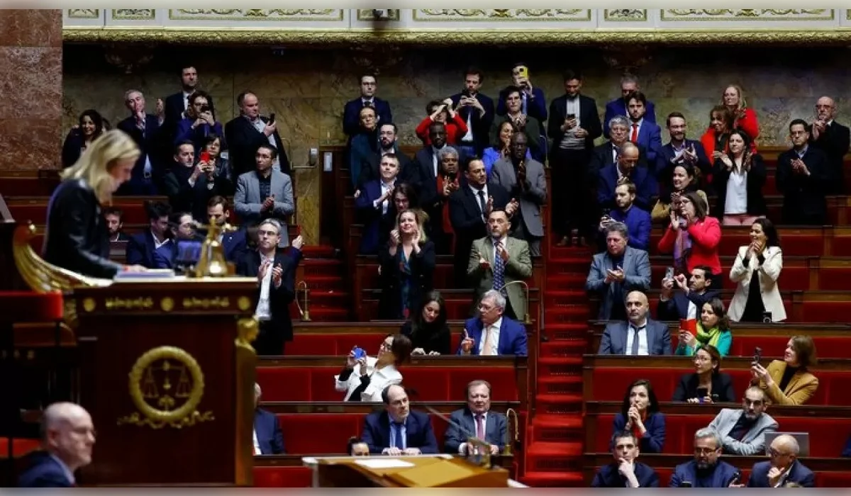 Франция үкіметі бір күнде екі рет сенімсіздік вотумын алды