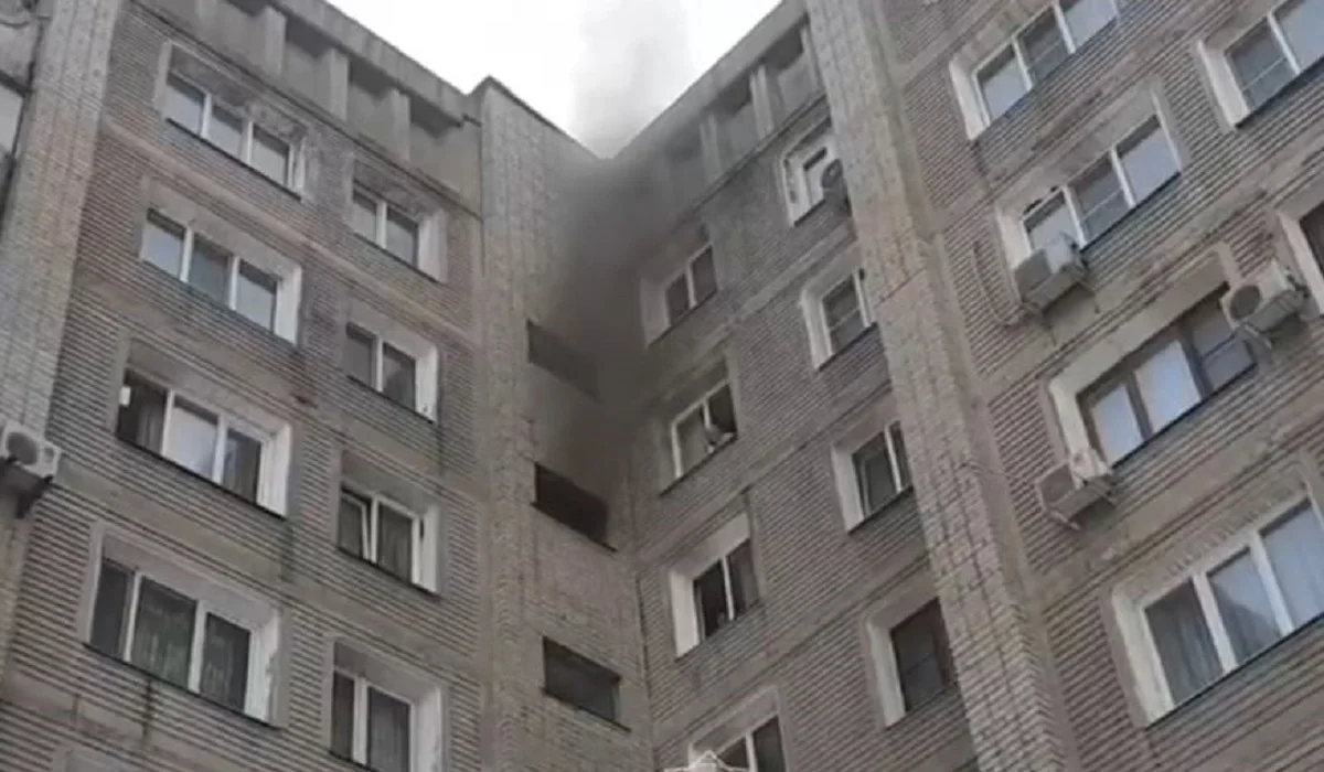 ШҚО-да көпқабатты үйден өрт шығып, 7 адам тірідей жанып кете жаздады (ВИДЕО)