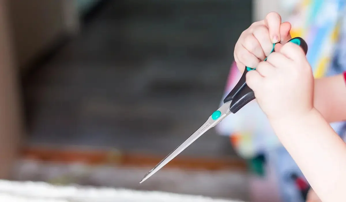 Павлодарда үш жасар қыз өз көзіне өзі қайшы сұғып алған