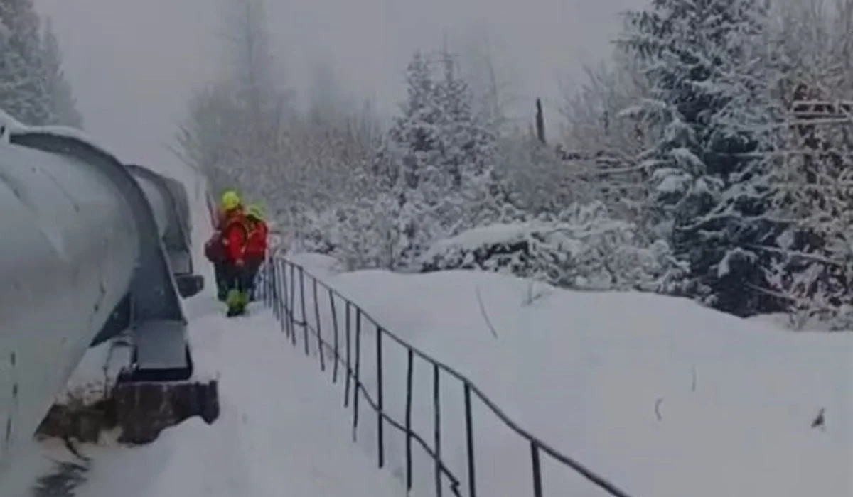 Алматы тауларына құбыр бойымен шығып бара жатқан қыз бала күтпеген жағдайға ұшырады (ВИДЕО)