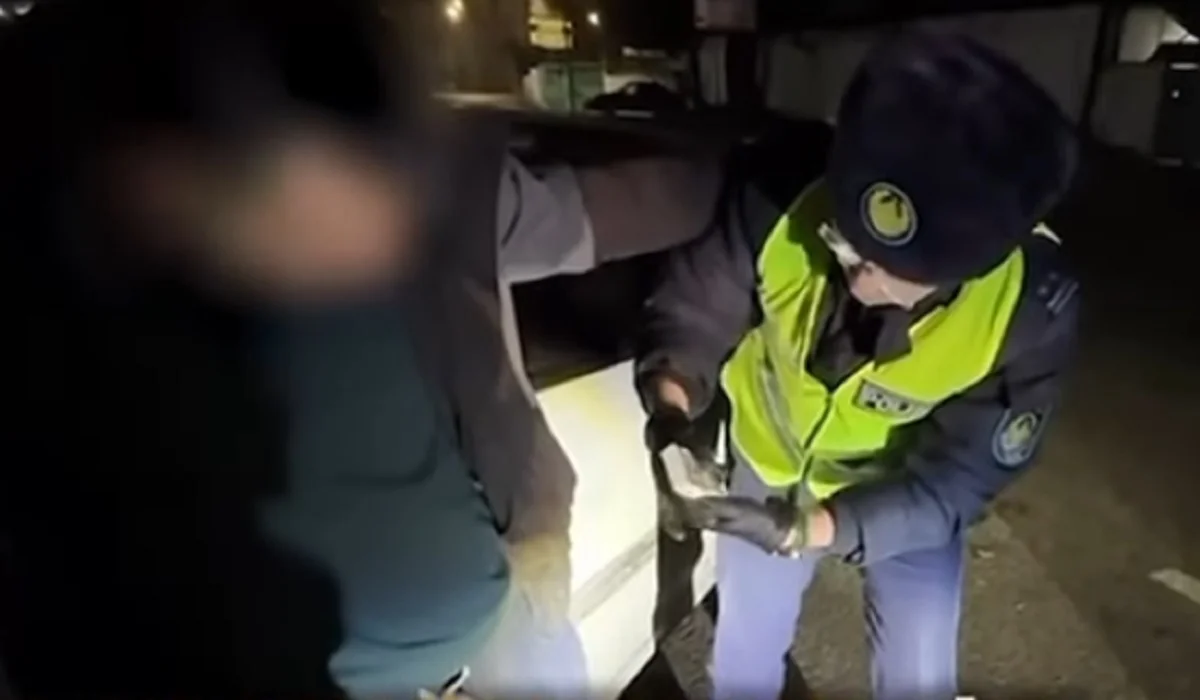 Алматыда ер адам есірткі таратып жүрген жерінде қолға түсті