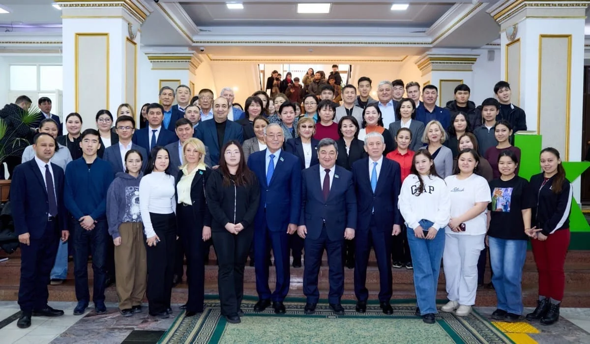 Алматыда депутаттар студенттерге Конституция жобасының мазмұнын түсіндірді