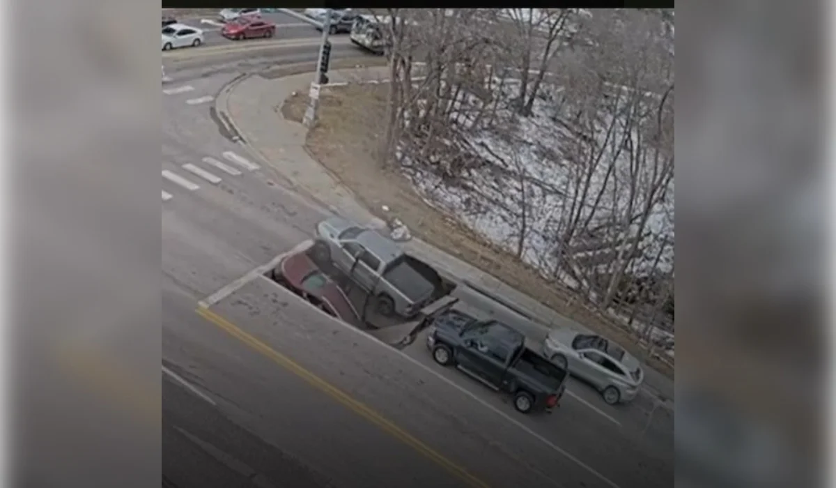 АҚШ-та асфальт опырылып, екі көлік шұңқырға құлап кетті (ВИДЕО)