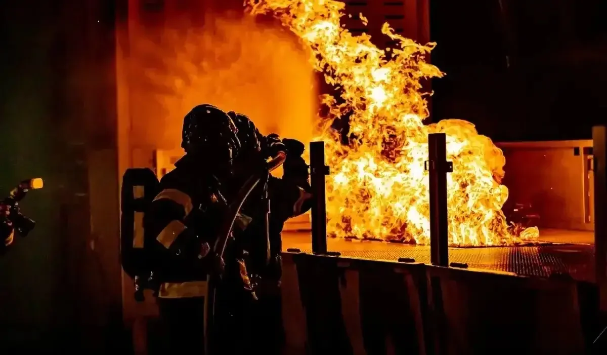 Атырауда көпқабатты үйден өрт шығып, 36 адам эвакуацияланды