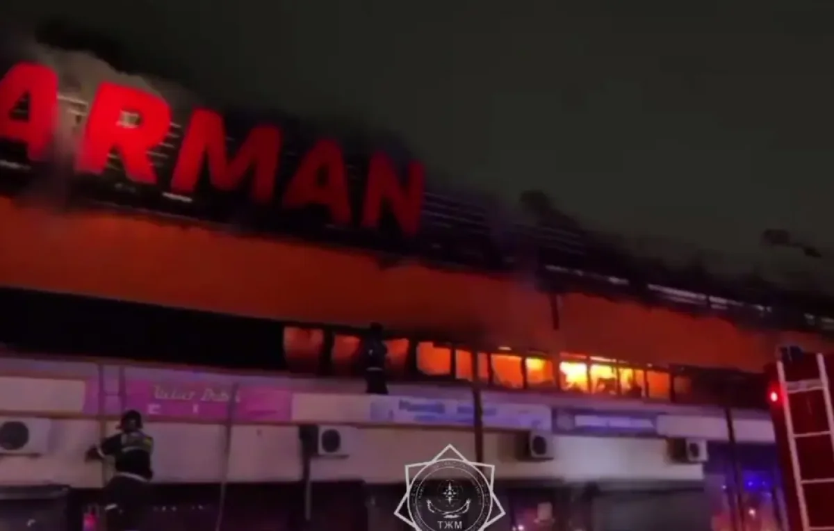 Семейдегі сауда орталығында алапат өрт: шатыр опырылып, ғимаратты жалын шарпыды