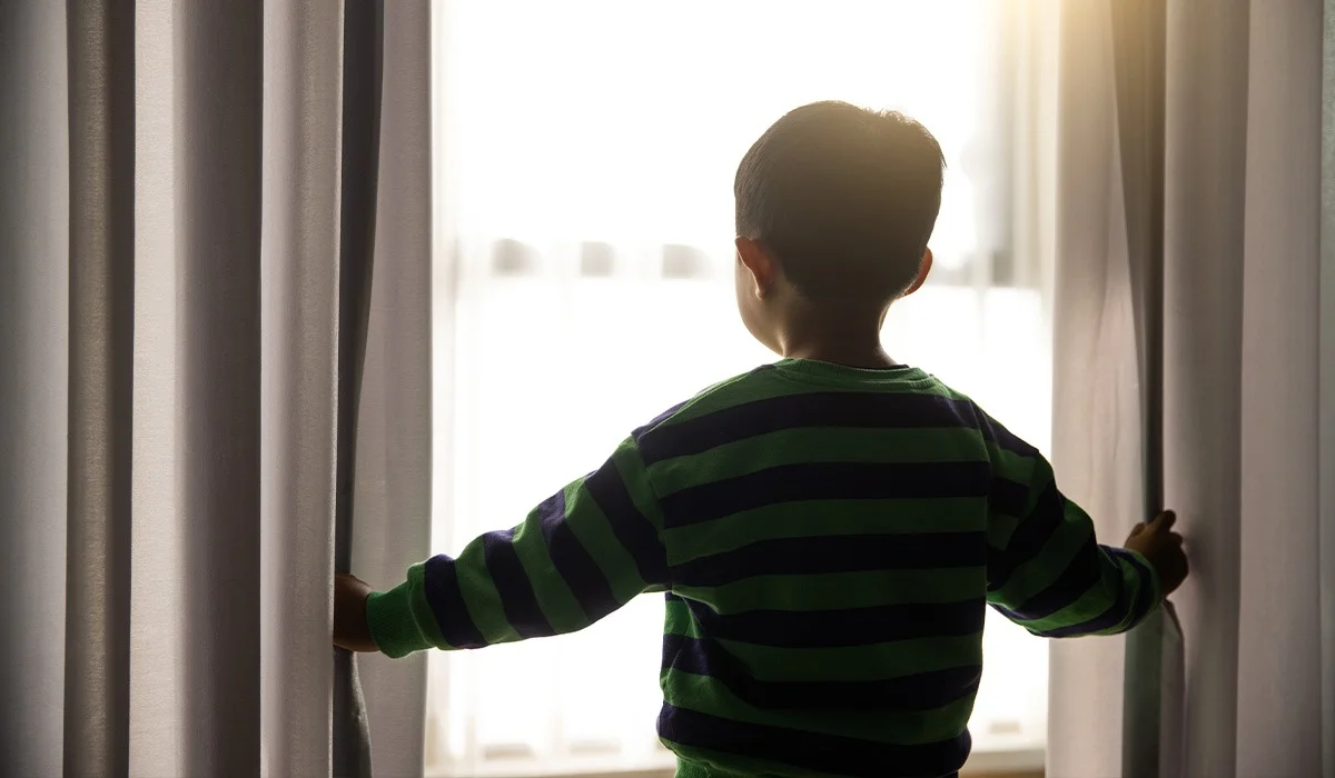 «Москит торына сүйенген»: Бұланды ауданында 7 жасар бала терезеден құлап, ауруханаға түсті