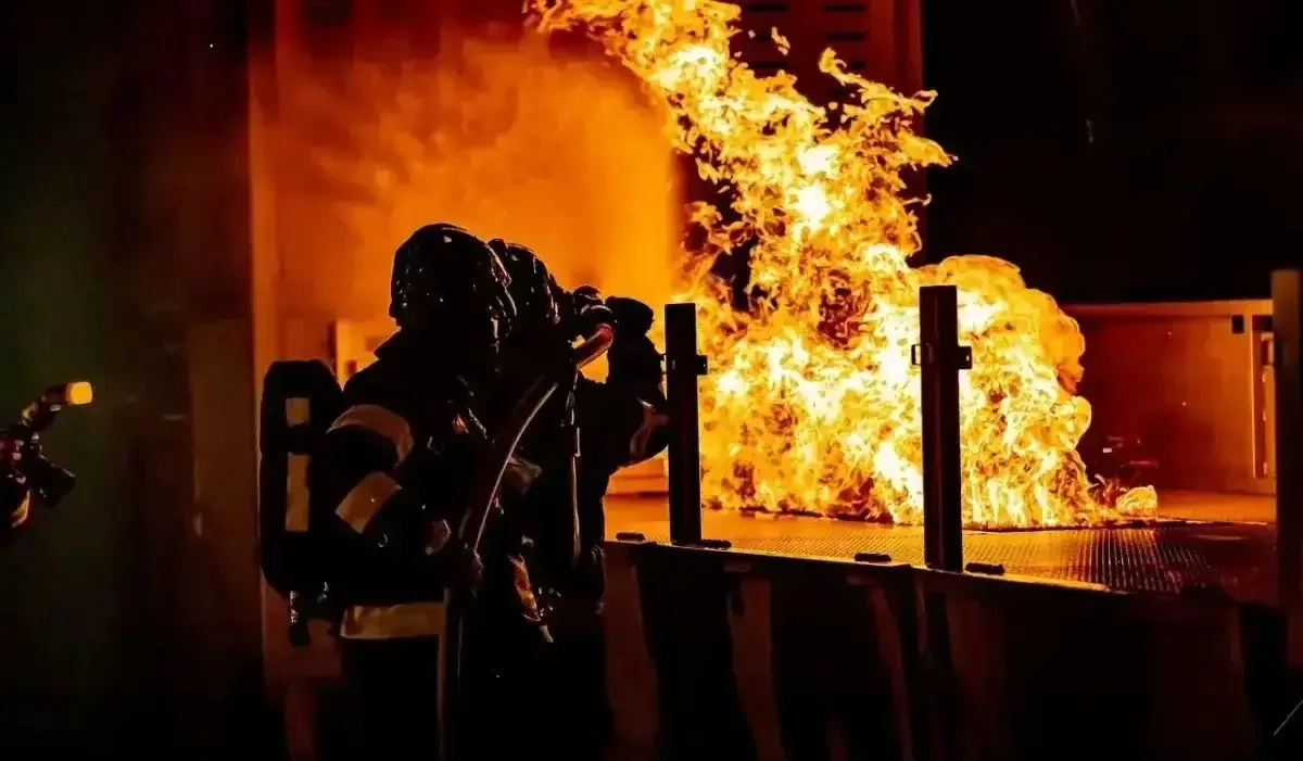 Ақмолада тамақ пісірмек болған балалар үйді өртеп жіберді (ВИДЕО)