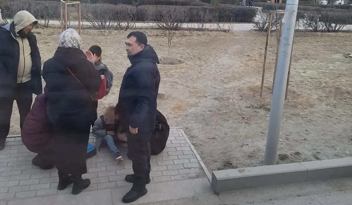 Ақтауда жаяу жүргіншілер өткелінен өтіп бара жатқан баланы көлік қағып кетті