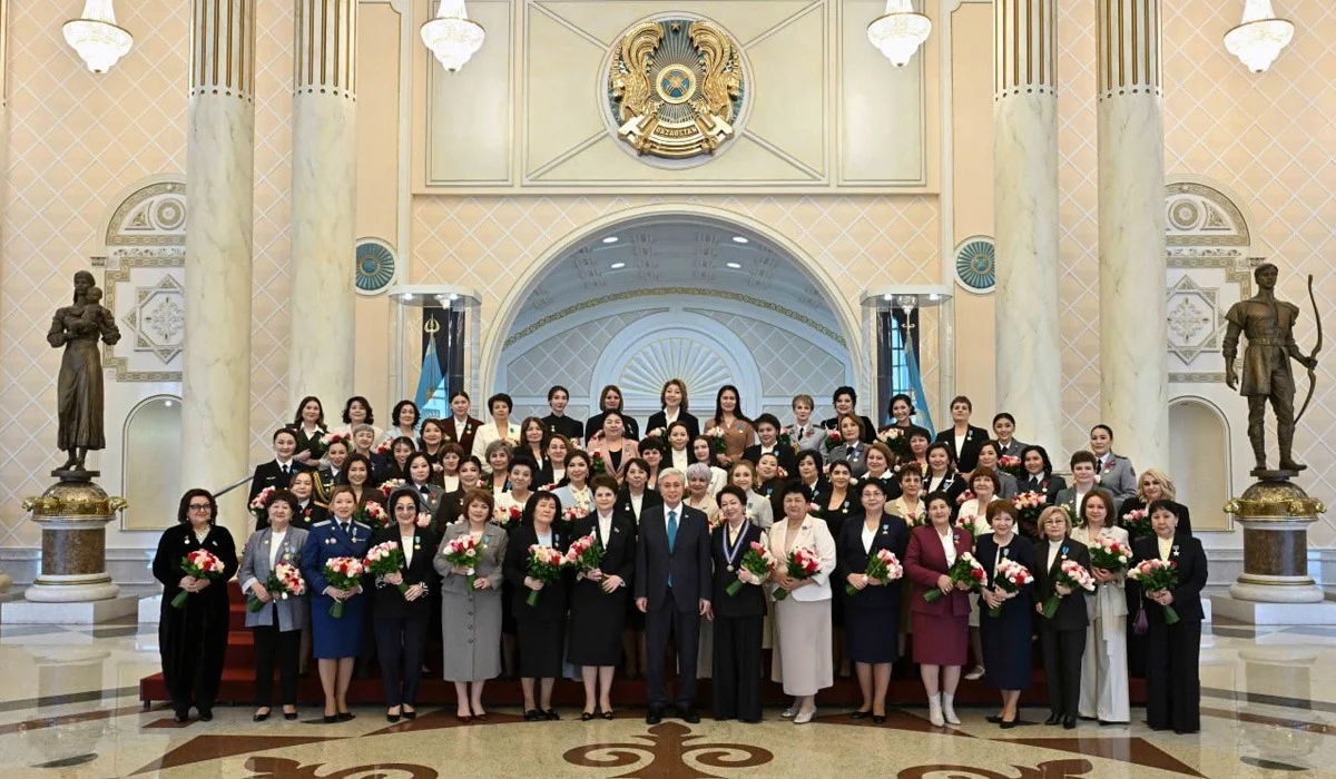 Президент ел өмірінің маңызды салаларында табанды еңбек етіп жүрген әйелдерді марапаттады