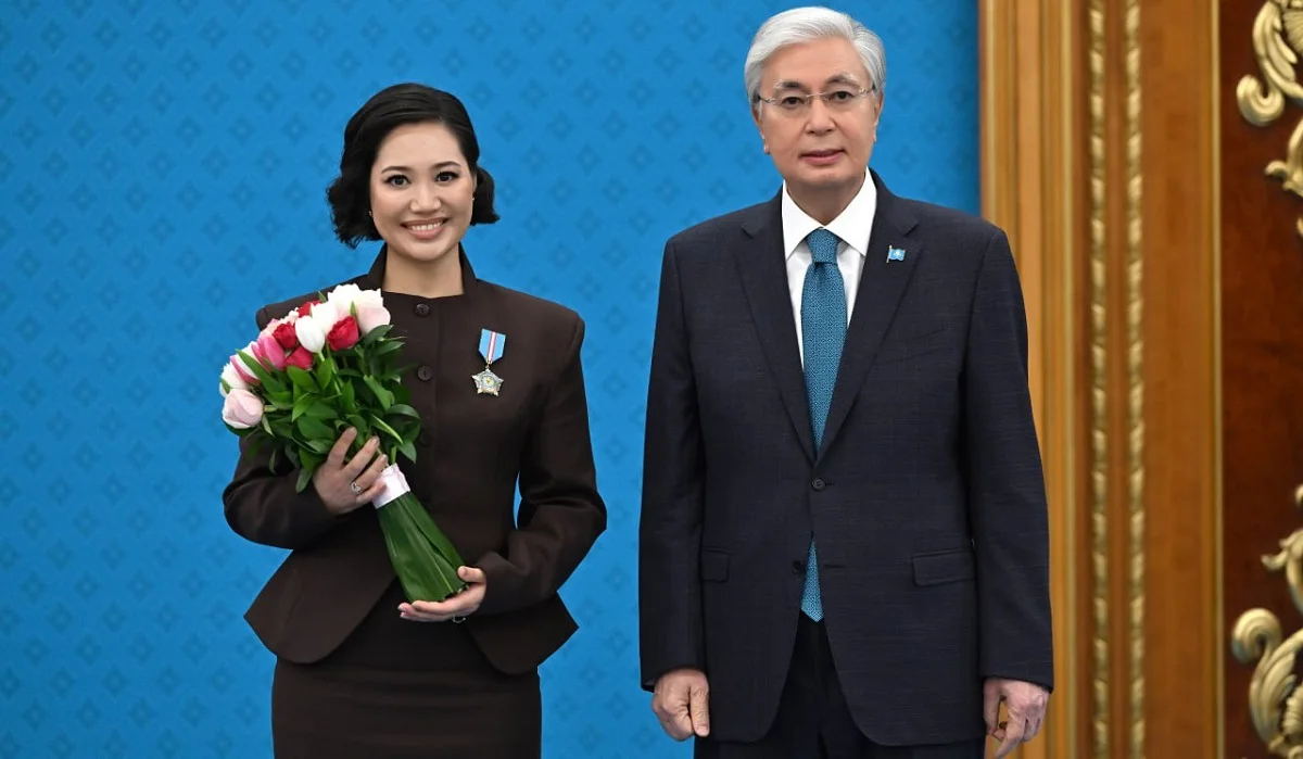 Тоқаев Міржақып Дулатұлының жарын сомдаған актриса Зарина Карменді «Құрмет» орденімен марапаттады