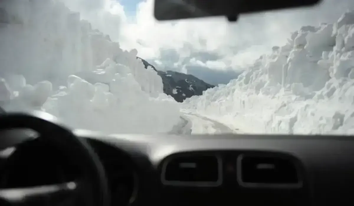 Ақтөбе облысында қар құрсауында қалған екі көліктен сегіз адам құтқарылды