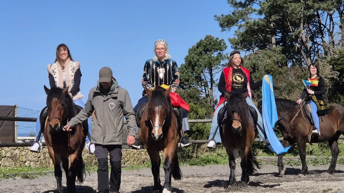 Испанияда Димаш Құдайбергеннің жанкүйерлері киіз үй тікті