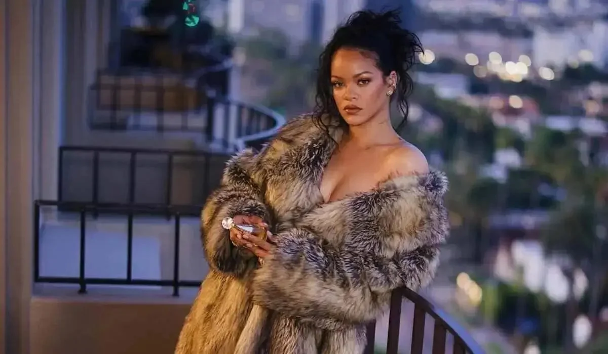 Белгісіз әйел әйгілі әншінің үйіне оқ жаудырды