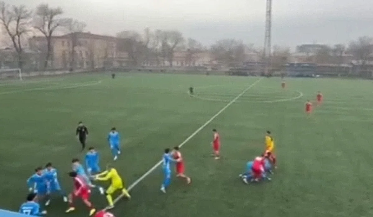 «Ордабасының» ойыншылары өз алаңында төбелесіп, «Ақтөбе» футболшыларының жағын сындырған (ВИДЕО)