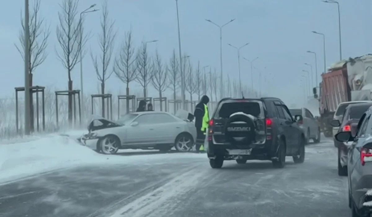 Астанадағы ақтүтек боранда 3 көлік соқтығысып қалған (ВИДЕО)