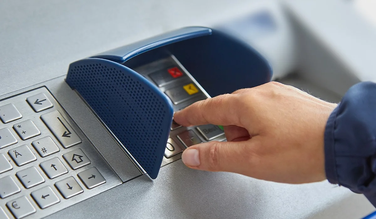 Павлодар облысында зейнеткер 5 млн теңгесін алаяқтың қолына ұстата жаздаған