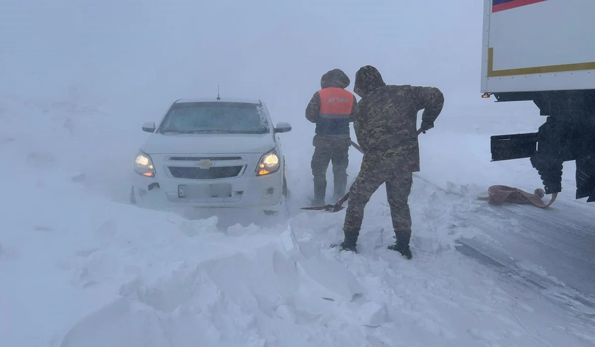 Көктемгі боран: Қазақстанның бірқатар өңірінде жүздеген адам қар құрсауында қалған