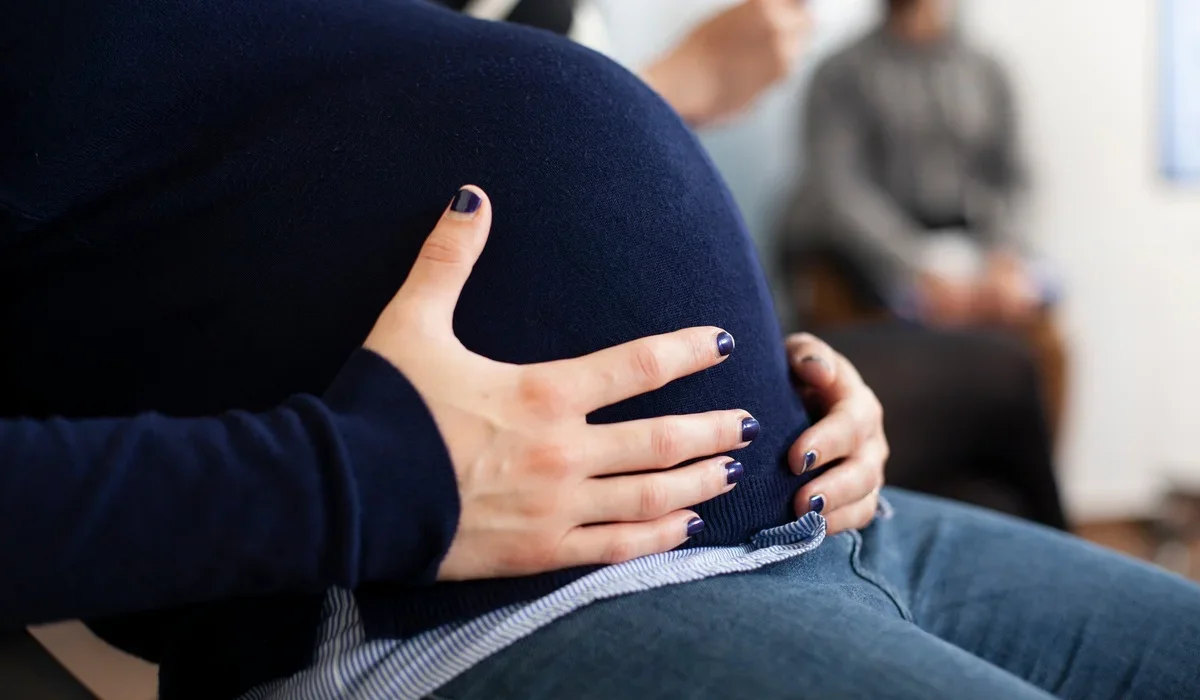 Ақмола облысында айы-күні жетіп, толғағы қысқан әйел ақтүтек боранда тасжолда тұрып қалды